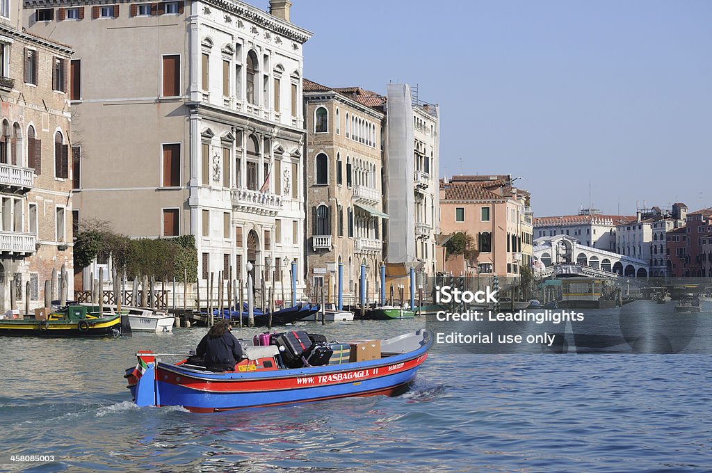 Gabarra equipaje, cerca del puente de Rialto - Foto de stock de Agua libre de derechos