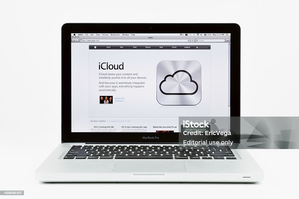 Apple iCloud presentada en MacBook Pro - Foto de stock de Página Web libre de derechos