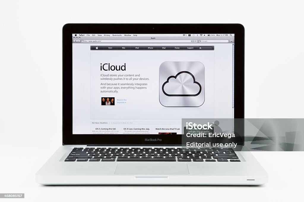 Apple iCloud destaque no MacBook Pro - Foto de stock de Página da Web royalty-free