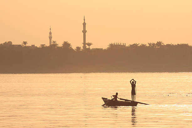 fischer auf den nil in luxor, ägypten - fishing boat egypt men middle eastern ethnicity stock-fotos und bilder