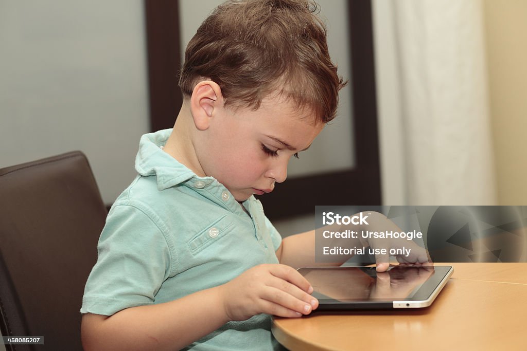 Autistic 子を使用して、iPad - つながりのロイヤリティフリーストックフォト