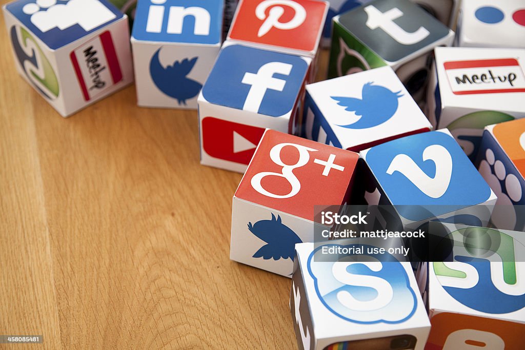 Социальные медиа кубики на деревянном фоне - Стоковые фото Bebo роялти-фри