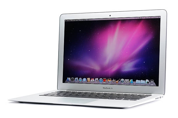 13 인치 macbook air - apple macintosh laptop computer isolated 뉴스 사진 이미지