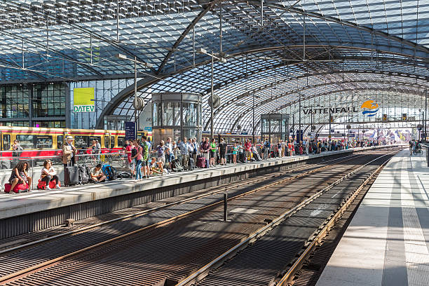 관광객과 근로자 여행이요 유클리드의 센트럴역 오브 베를린 - train railroad station berlin germany germany 뉴스 사진 이미지