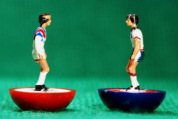 vintage brinquedo, miniatura subbuteo jogador de futebol - national landmark editorial color image horizontal - fotografias e filmes do acervo