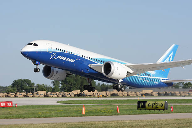 boeing 787 dreamliner während abflug - boeing stock-fotos und bilder