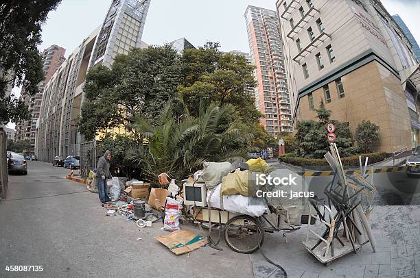 Reciclagem Em Xangai - Fotografias de stock e mais imagens de Adulto - Adulto, Antigo, Carrinho - Meio de Transporte