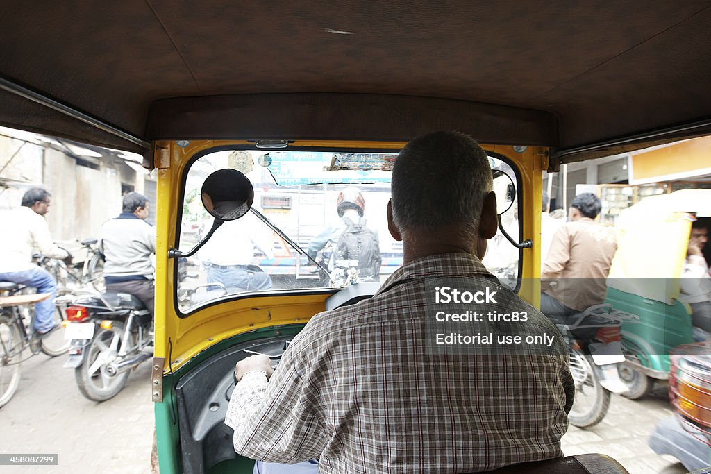 Autorickshaw 운전자가 한산합니다 트래픽 바라나시 street - 로열티 프리 거리 스톡 사진