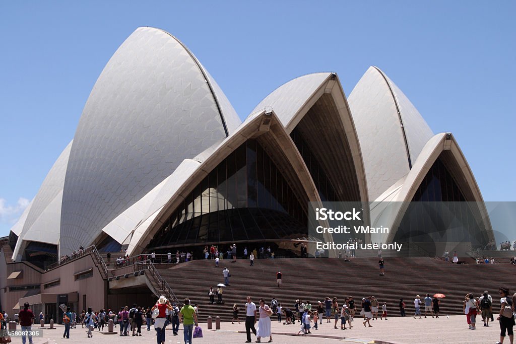 Turistas en la ópera de Sydney - Foto de stock de Teatro de la Ópera de Sydney libre de derechos