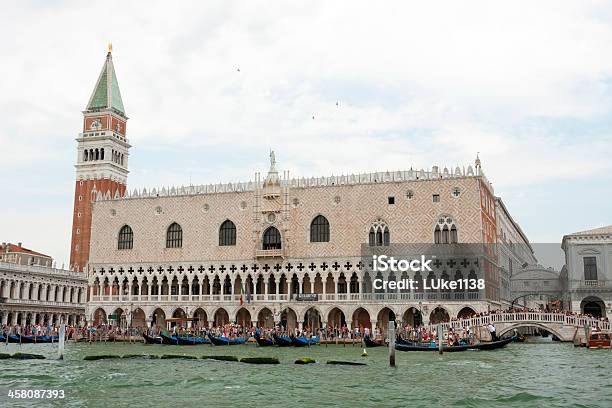 Palazzo Ducalevenezia - Fotografie stock e altre immagini di Acqua - Acqua, Ambientazione esterna, Arcata