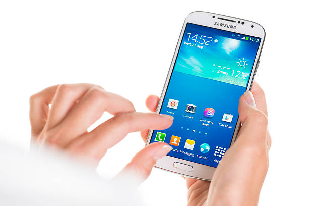 samsung galaxy s 4 を使用 - s4 samsung galaxy samsung group human hand ストックフォトと画像