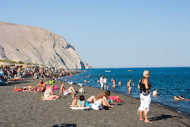 schwarzer beach - black sand beach santorini greece stock-fotos und bilder