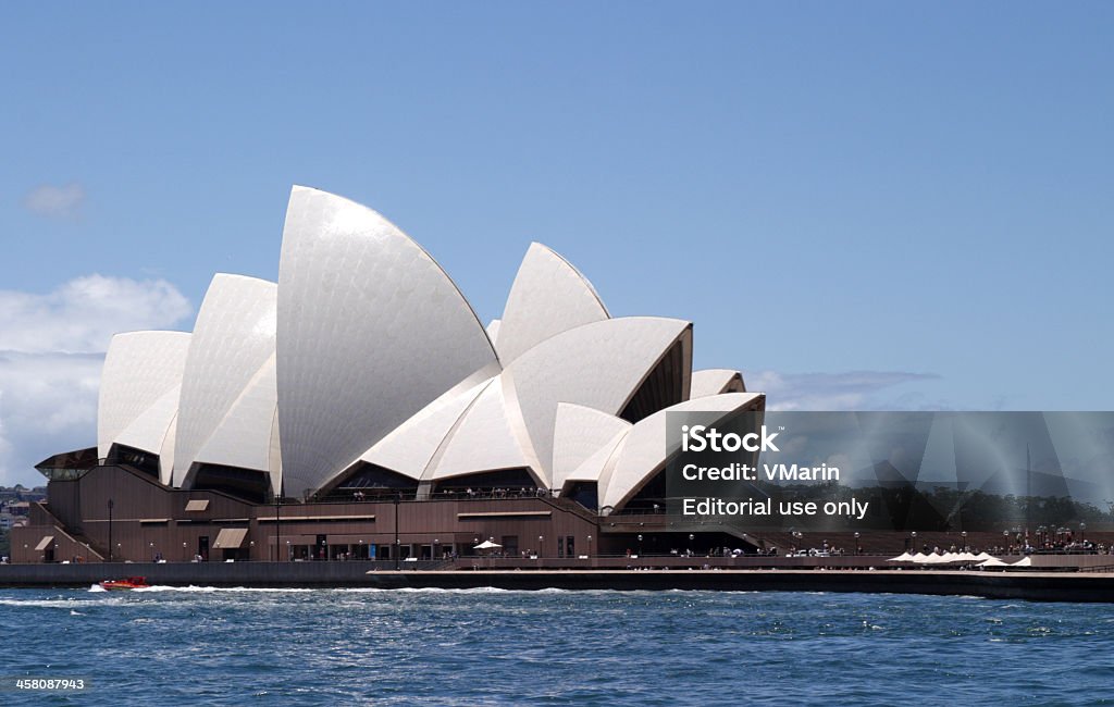 Vista lateral de la ópera de Sydney - Foto de stock de Aire libre libre de derechos