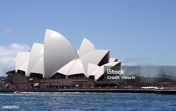 Vista Lateral De La Ópera De Sydney Foto de stock y más banco de imágenes de Aire libre - Aire libre, Arquitectura, Arquitectura exterior