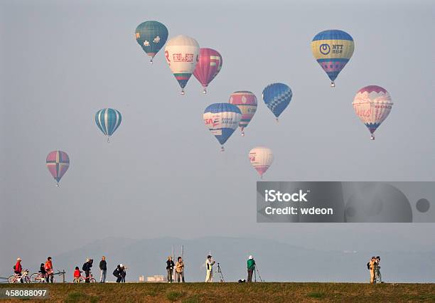 관중과 팬가열 풍선 유클리드의 사가현 열기구 축제 열기구에 대한 스톡 사진 및 기타 이미지 - 열기구, 일본, 개체 그룹