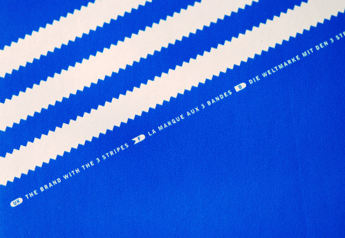 Adidas Tres Stripes En Caja De Zapatos Foto de stock banco de imágenes de Adidas - Rayado - Diseño, Tres - iStock