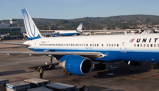 UAL "San Francisco, USA - November 9, 2010: A United Airlines Boeing 757 Jet parked at the gates at San Francisco\'s International Airport. Shown is the latest paint style before the merger with Continental." boeing 757 stock pictures, royalty-free photos & images