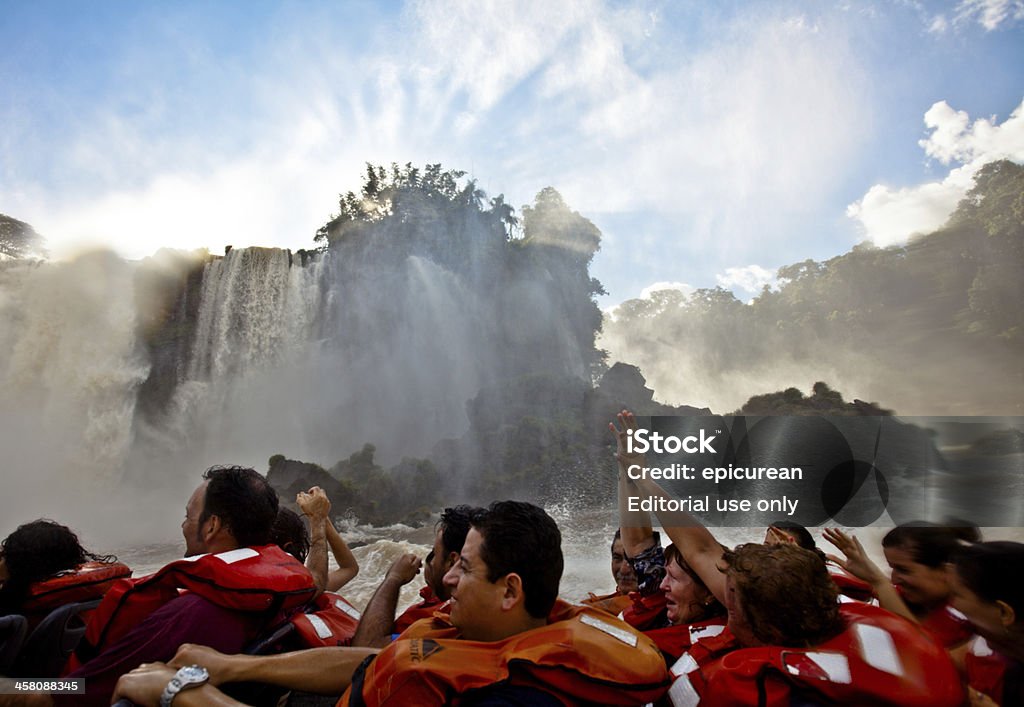 Turistas em um Barco de Turismo Cataratas do Iguaçu na Argentina - Royalty-free Cataratas Iguaçu Foto de stock