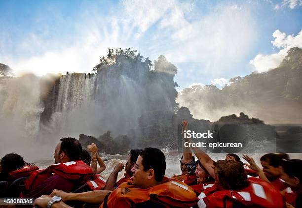 Туристы На Водопад Игуасу В Аргентине Экскурсия На Лодке — стоковые фотографии и другие картинки Водопады Игуасу