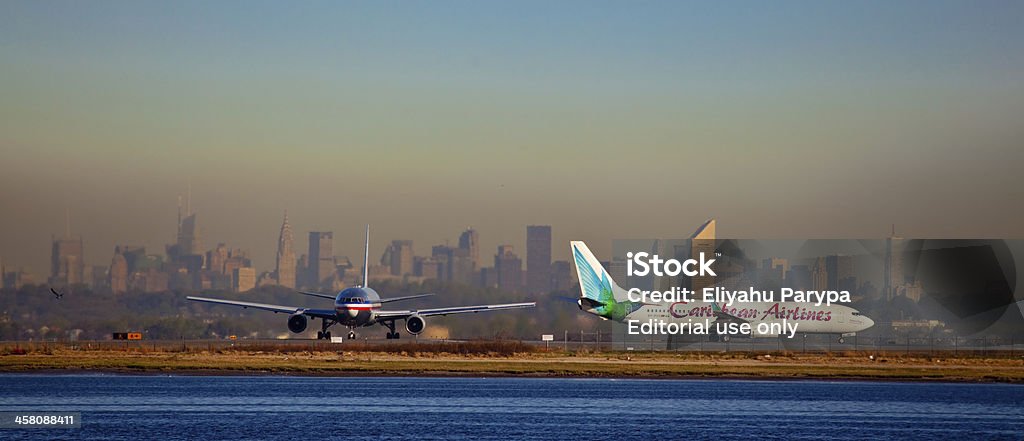 Boeing 767 e 737 com Manhattan em bacground - Foto de stock de Arranha-céu royalty-free