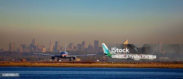 Foto de Boeing 767 E 737 Com Manhattan Em Bacground e mais fotos de stock de Arranha-céu - Arranha-céu, Avião, Avião comercial