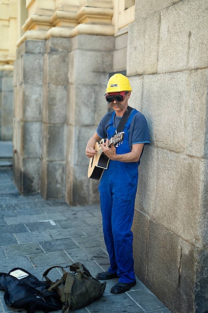 rue musicer - vienna street musician music musician photos et images de collection