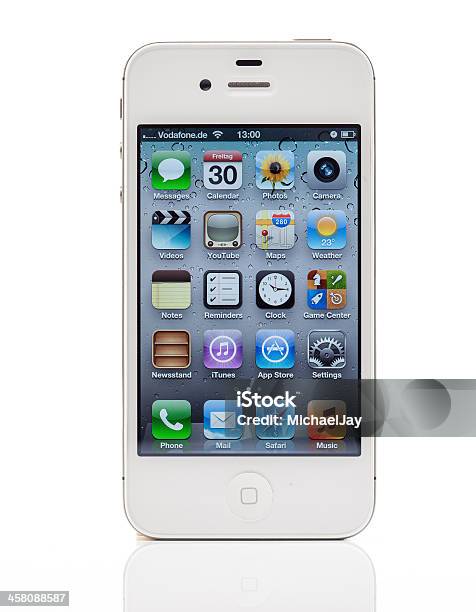 Bianco Iphone 4s Con Italiano Pagina Principale - Fotografie stock e altre immagini di 2012 - 2012, Apple Computers, Bianco