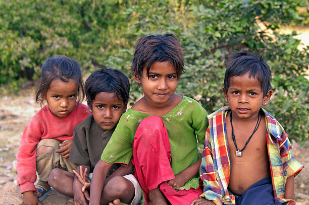 enfants de l'inde - street child photos et images de collection