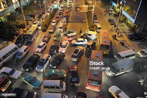 Street Traffic En Xian Foto de stock y más banco de imágenes de China - China, Embotellamiento, Autobús