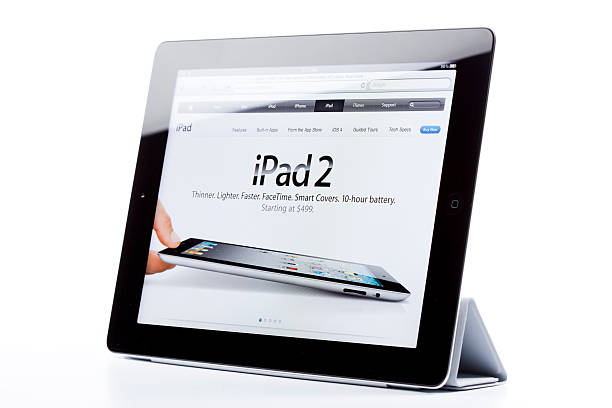 apple, ipad 2, isolé montrant sur ipad2 le site web de - apple com photos et images de collection