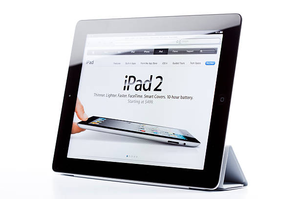 firmy apple ipad 2, puste, wskazując na ipadzie 2 witryny - apple com zdjęcia i obrazy z banku zdjęć