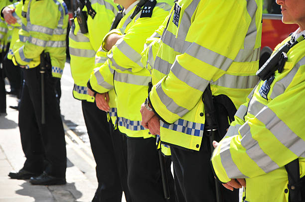 officiers de police, londres, royaume-uni - editorial safety in a row industry photos et images de collection