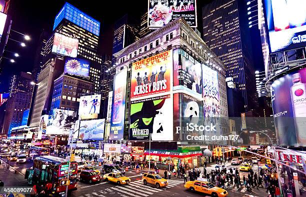 Oświetlony Teatrów Na Broadwayu Na Times Square - zdjęcia stockowe i więcej obrazów Broadway - Manhattan - Broadway - Manhattan, Nowy Jork, Musical
