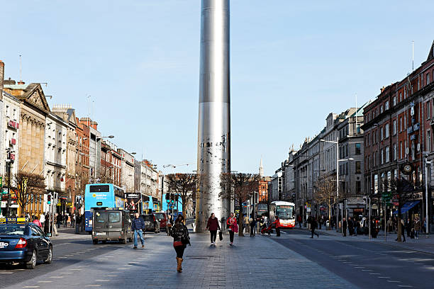 the spire di dublino - republic of ireland dublin ireland bus city foto e immagini stock