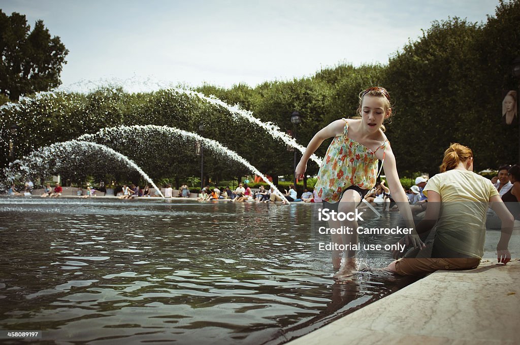 Mädchen eine Abkühlung im Skulpturengarten-Brunnen - Lizenzfrei Editorial Stock-Foto