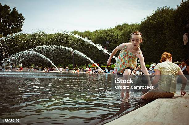 Niñas Refrescarse En El Jardín De Esculturas De La Fuente Foto de stock y más banco de imágenes de Agua