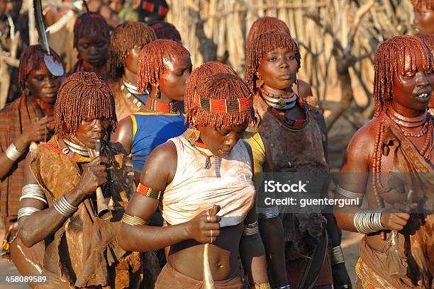 Ritual Dança De Hamar Mulheres Vale Baixo Do Rio Omo Etiópia - Fotografias de stock e mais imagens de Dança Tradicional