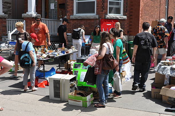 jährliche glebe garage sale in ottawa - garage sale flea market sale market stock-fotos und bilder