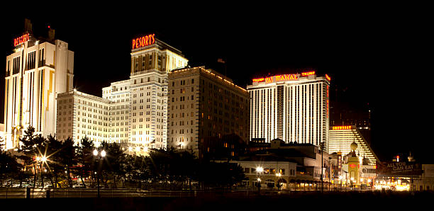 die casinos von atlantic city, der boardwalk - atlantic city gambling new jersey built structure stock-fotos und bilder