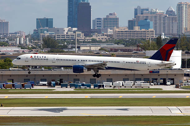 Delta Air Lines Boeing 757 "Fort Lauderdale, Florida - May 10, 2012: A Delta Air Lines Boeing 757 approaches Fort Lauderdale Airport in Florida. Delta Air Lines is the world's largest airline with 710 planes and 111.1 million passengers in 2011. It is headquartered in Atlanta, Georgia, in the United States." boeing 757 stock pictures, royalty-free photos & images