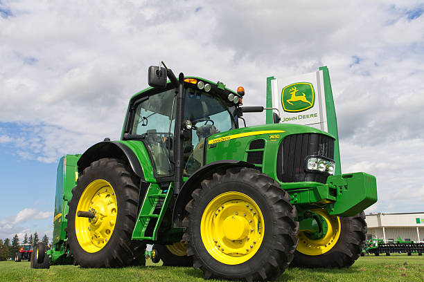 john deere tractor en ventas de lote - john deer fotografías e imágenes de stock