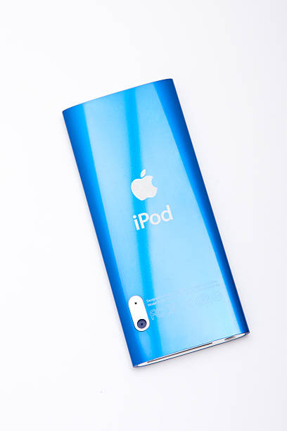 blue mp3 player apple ipod nano 5 g. - ipod mp3 player ipod nano isolated - fotografias e filmes do acervo