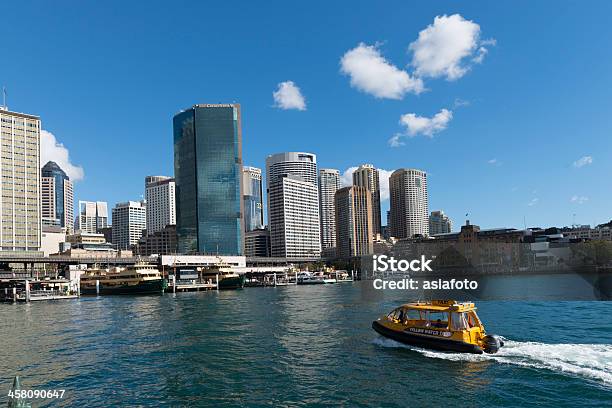 Água Amarela Táxi Posição Em Circular Quay De Sydney Austrália - Fotografias de stock e mais imagens de Porto de Sydney