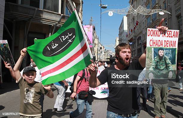 Chechenia Protesta En Estambul Turquía Foto de stock y más banco de imágenes de Fundamentalismo - Fundamentalismo, Atuendo religioso, Bandera