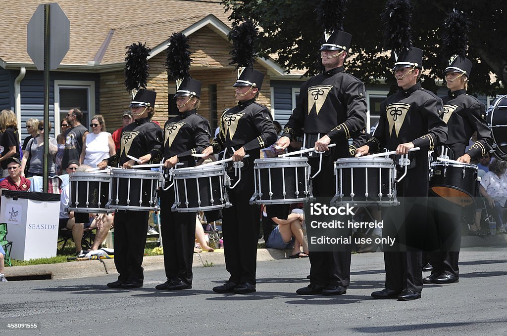 Waconia High School Banda de Marcha em um desfile bateristas desempenho - Foto de stock de Adolescente royalty-free