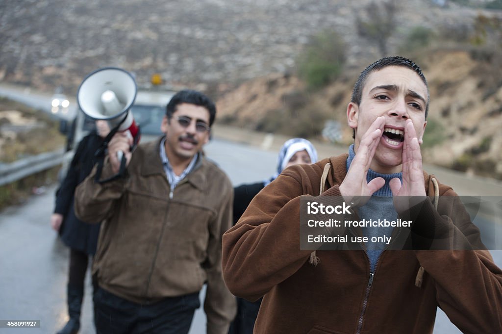 Israéliens et Palestiniens protestation mur de West Bank colonies - Photo de Adolescent libre de droits