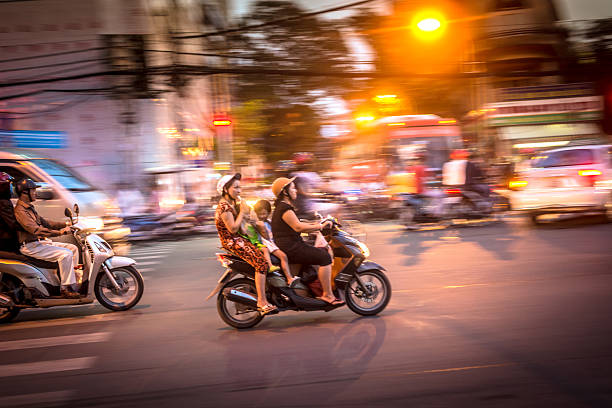 dirigindo um motociclo - editorial horizontal cycling crowd imagens e fotografias de stock