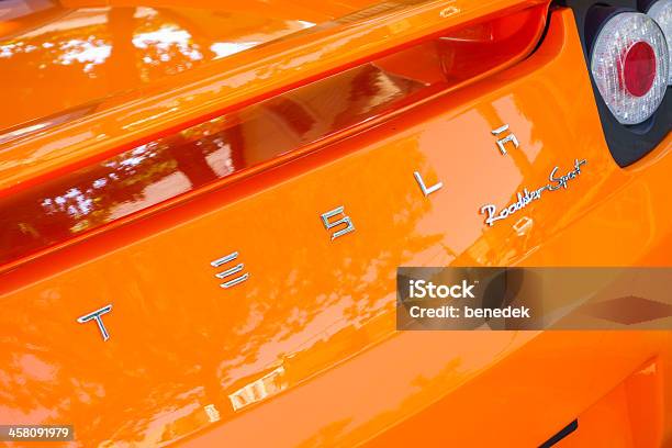 Tesla Roadster Sport Emblema - Fotografie stock e altre immagini di Tesla Motors - Tesla Motors, Vista posteriore, Arancione