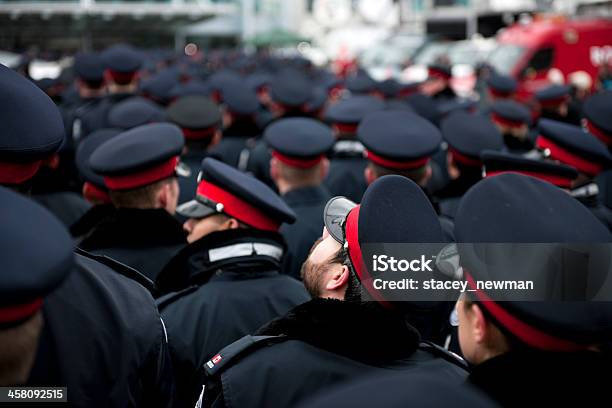 Mar Azul De Chapéu De Polícia Auditor Olhar Para Cima - Fotografias de stock e mais imagens de Força policial