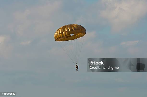 Spadochroniarz - zdjęcia stockowe i więcej obrazów Spadochroniarstwo - Spadochroniarstwo, Spadochron, Spadochroniarz